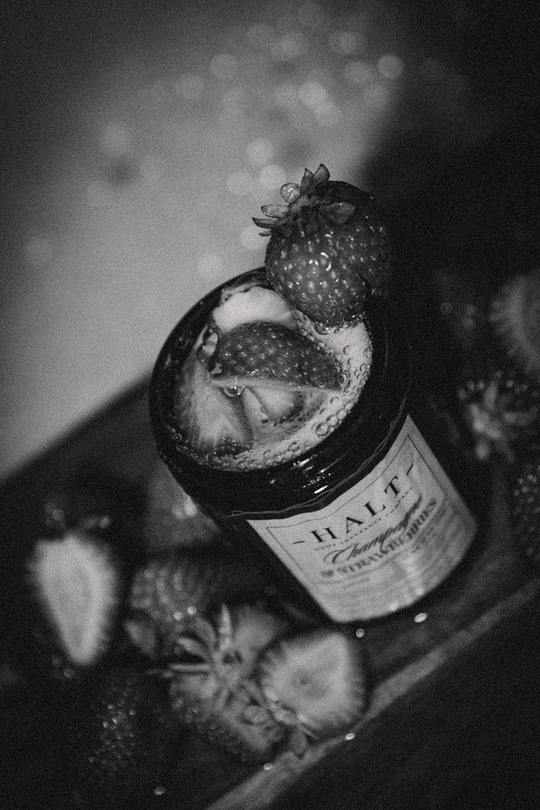 Champagne & Strawberries, soy wax candle with a wooden wick